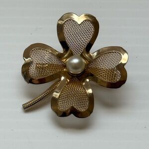 Vintage Coro Brooch  Pin 4  leaf Clover Gold Tone Mesh With Faux Pearl Center